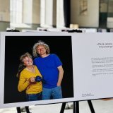 Pascale Rocard avec son mari Pierre-Antoine Hiroz ont choisi une théière touarègue : le thé les avait réunis quand ils se sont connus